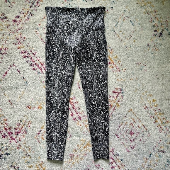 Spanx Faux Leather Snakeskin Print Leggings in Black & White sz XL - Picture 2 of 4